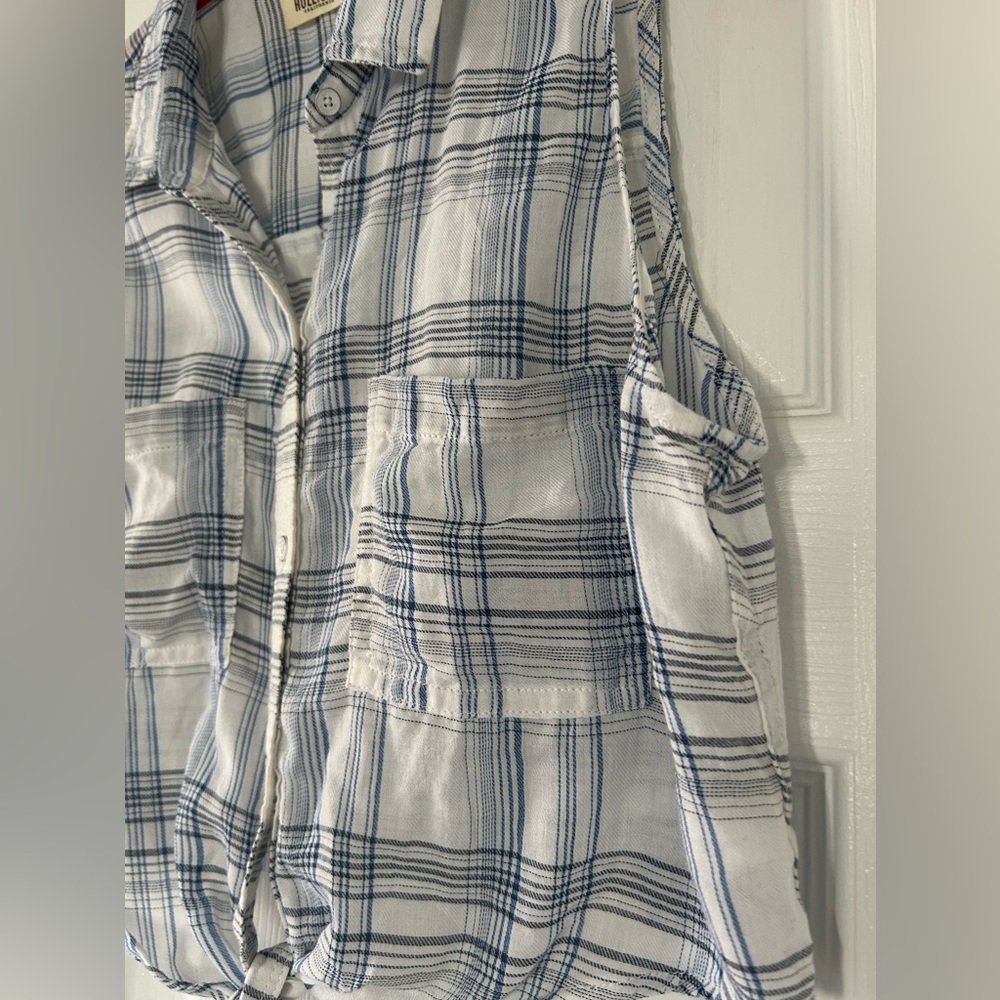 Hollister sleeveless button & tie front top - Picture 5 of 8